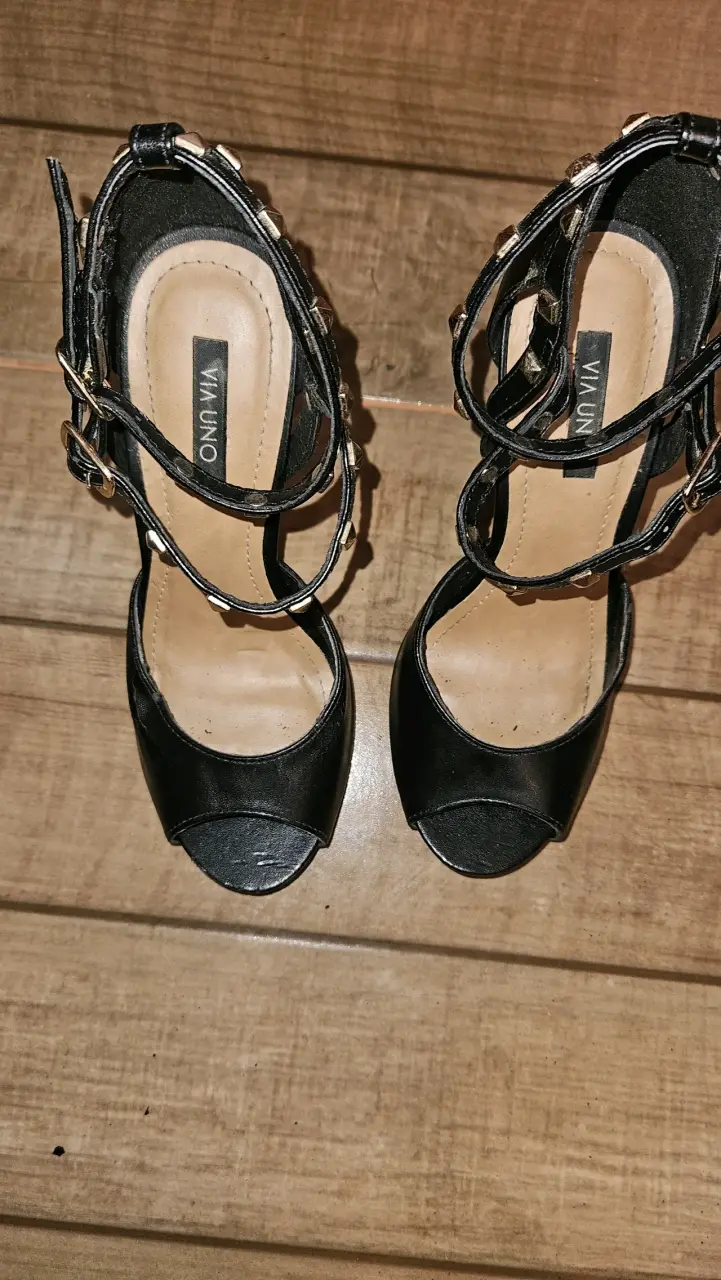 Tacones negros con tachuelas - 6