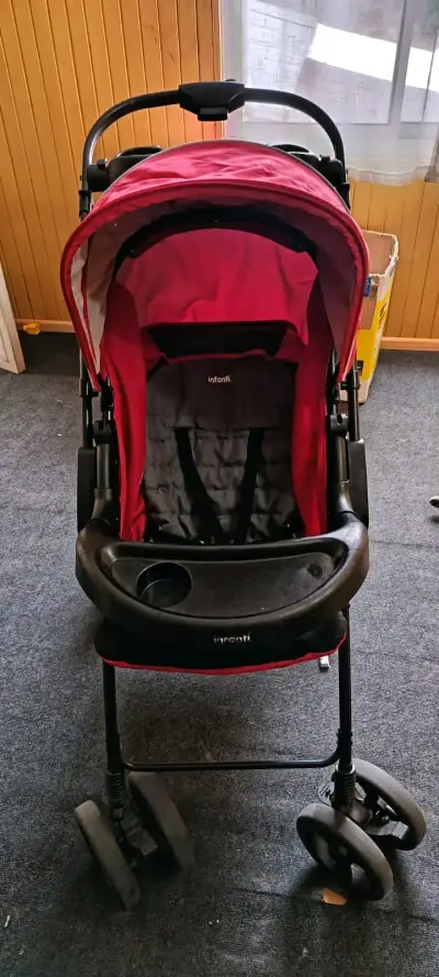 Coche de bebé rojo con capota - miniatura 3