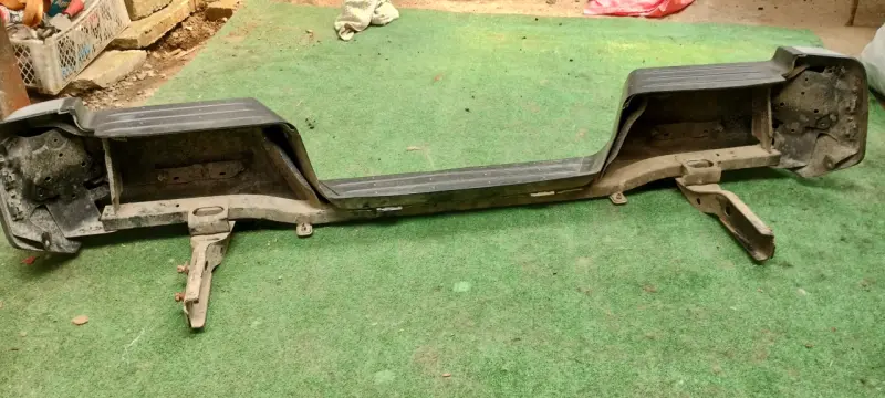 Mitsubishi L200 Parachoques trasero usado - 3