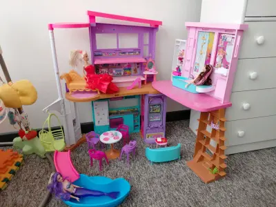 Casa de muñecas Barbie con accesorios - miniatura 1