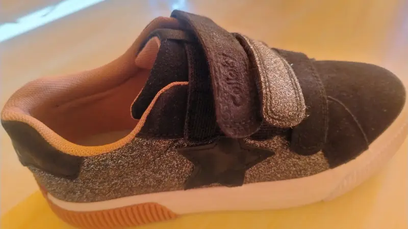 Zapatilla infantil con velcro brillante - 1