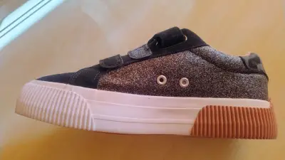 Zapatilla infantil con velcro brillante - miniatura 2