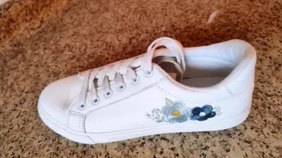 Zapatillas blancas con bordado floral - miniatura 1