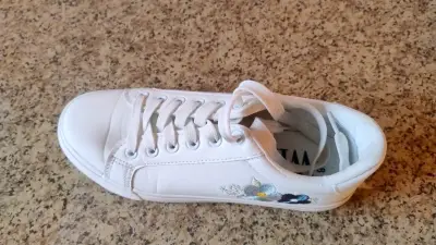 Zapatillas blancas con bordado floral - miniatura 2