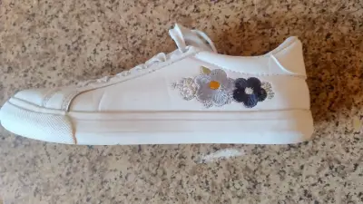 Zapatillas blancas con bordado floral - miniatura 4