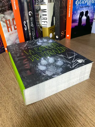 Libro 'La canción del corazón' por TJ Klune - miniatura 1