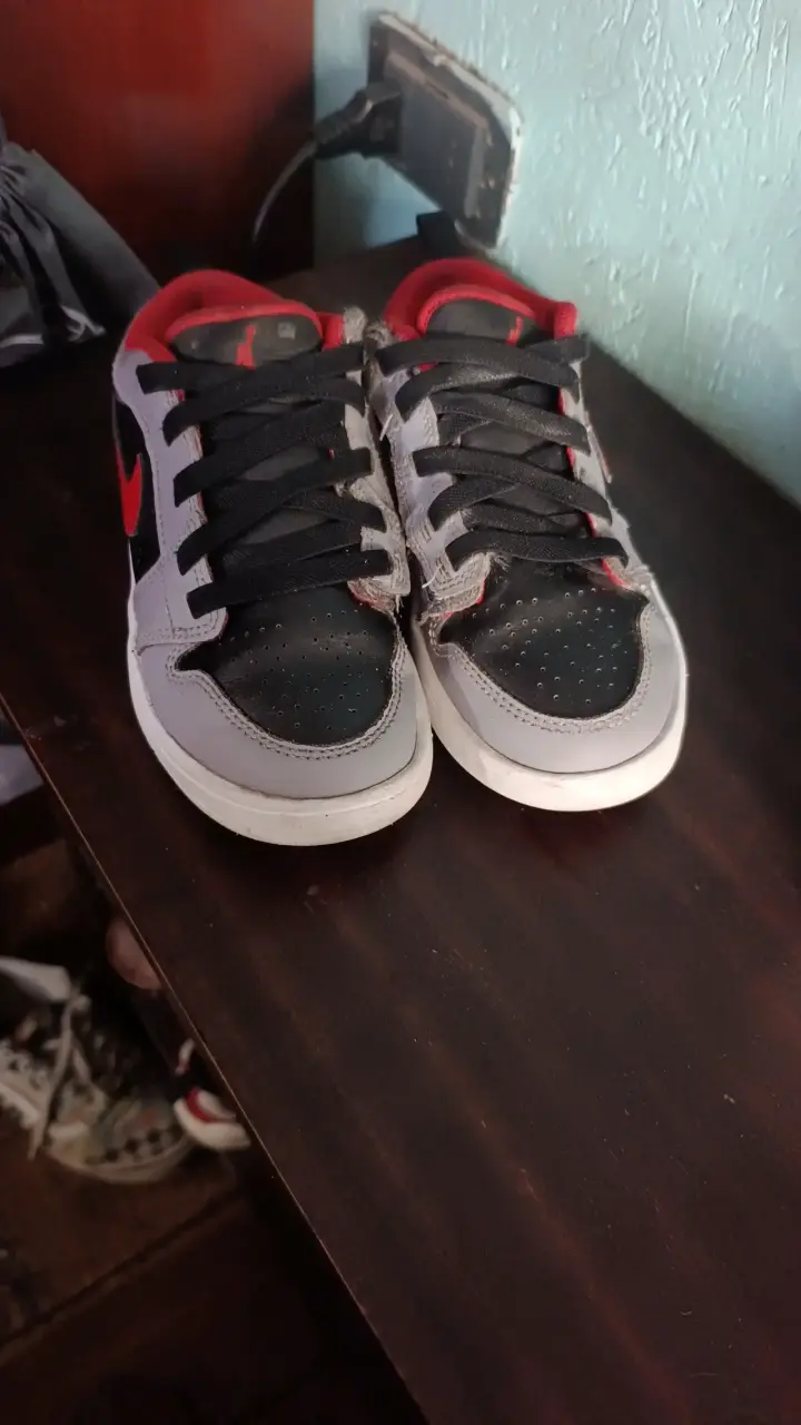 Zapatillas deportivas gris y negro - 1