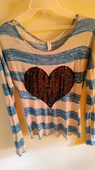 Polera rayada con corazón - miniatura 2