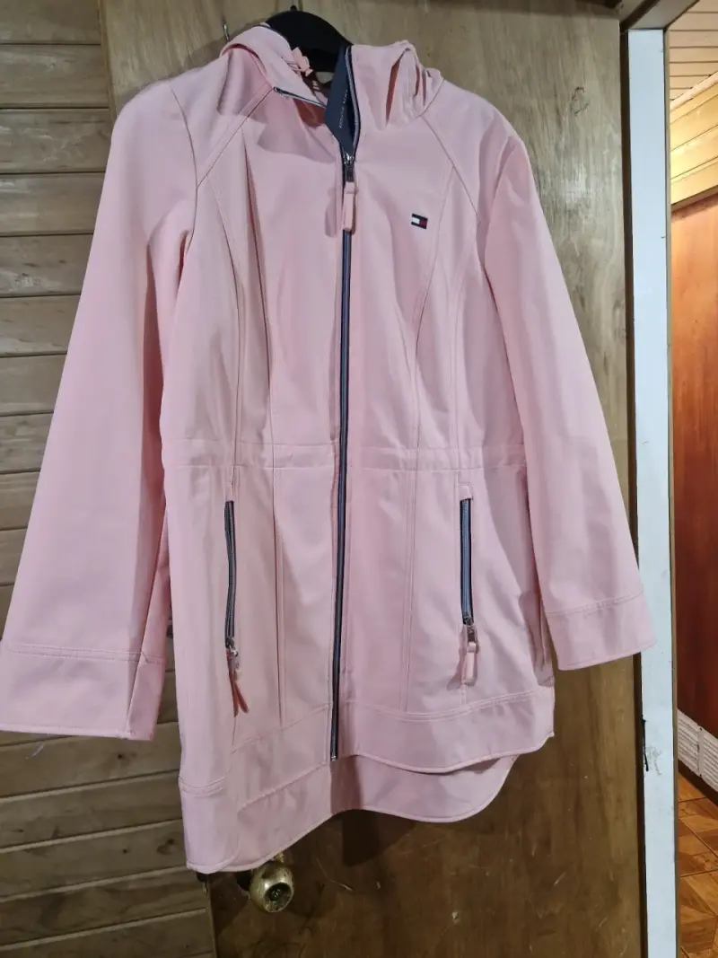Chaqueta rosada con capucha - 1