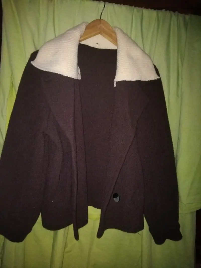 Abrigo marrón con cuello blanco