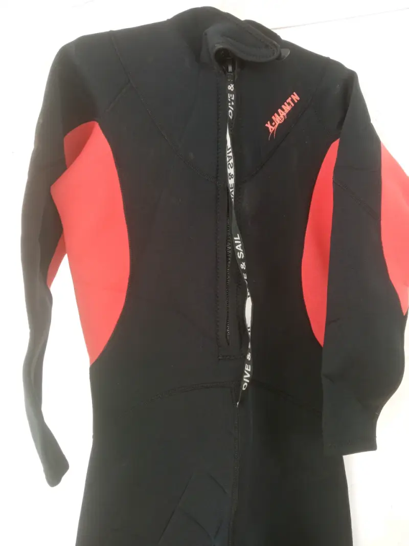 Traje de neopreno negro y rojo - 1