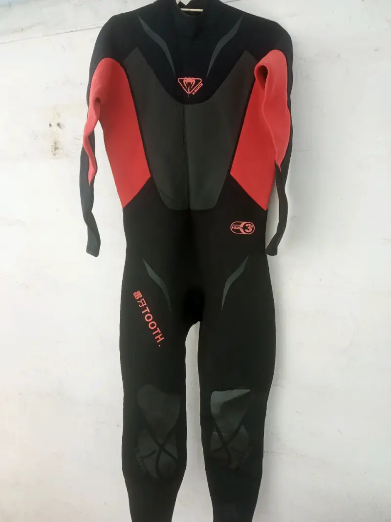 Traje de neopreno negro y rojo - 2