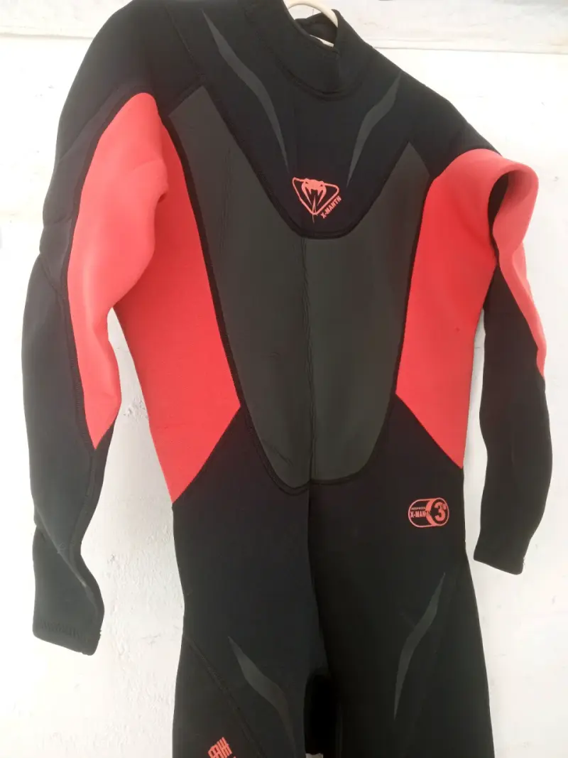 Traje de neopreno negro y rojo - 3