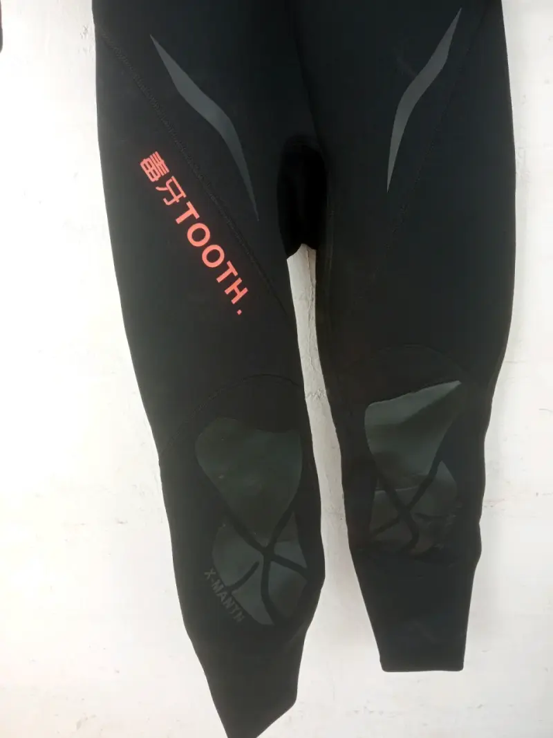 Traje de neopreno negro y rojo - 4