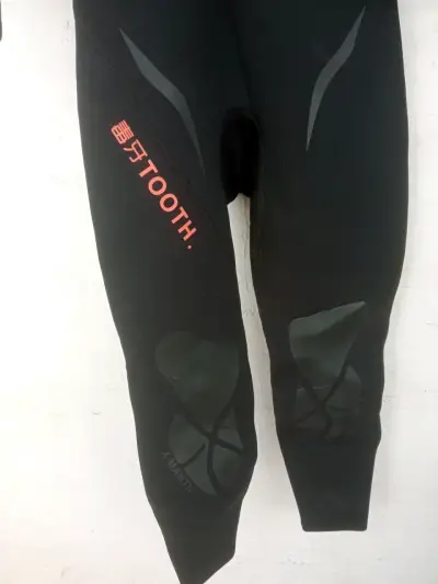 Traje de neopreno negro y rojo - miniatura 4