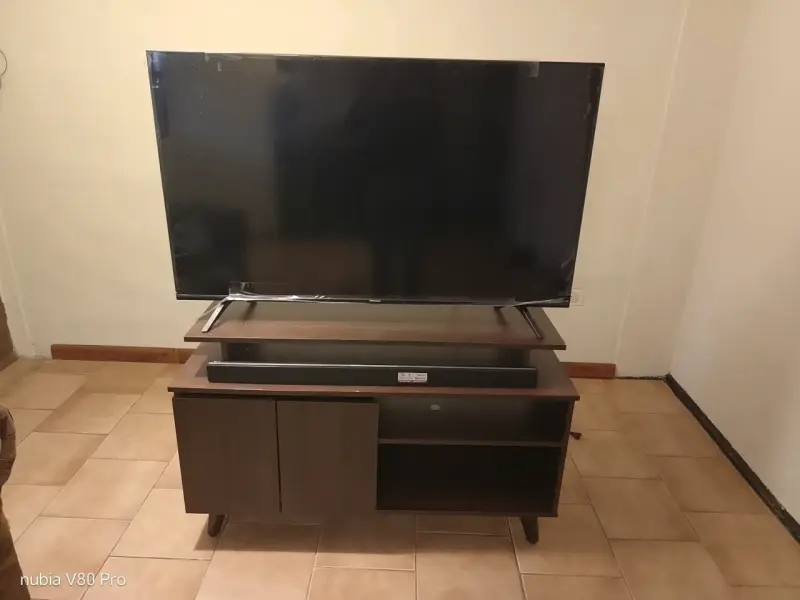 TV Hisense 50" + sound bar LG + Rack de melamina - 1