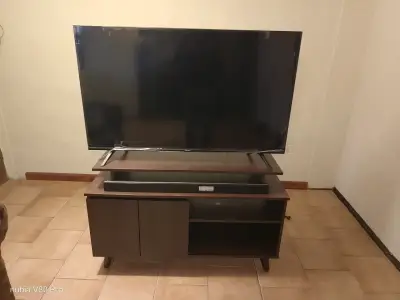 TV Hisense 50" + sound bar LG + Rack de melamina - miniatura 1