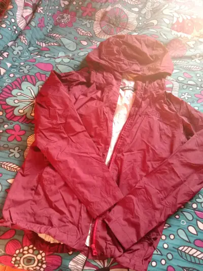 Chaqueta impermeable burdeos con capucha - miniatura 1