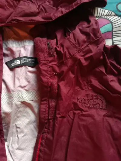 Chaqueta impermeable burdeos con capucha - miniatura 2