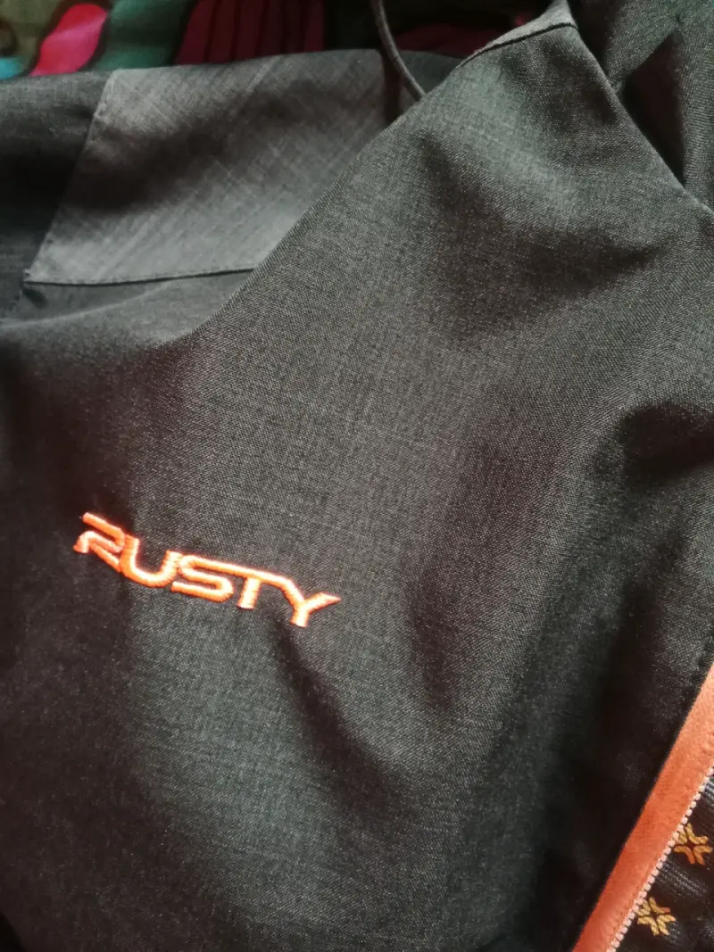 Chaqueta negra con capucha Rusty - 2