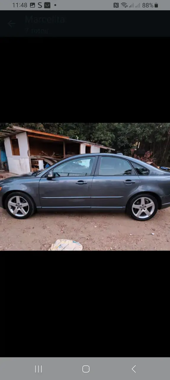 Auto sedán gris oscuro Volvo S40 - 1