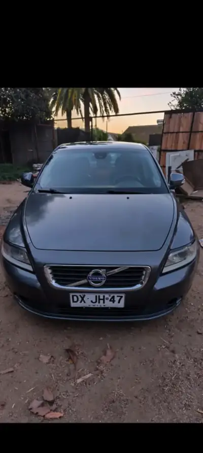 Auto sedán gris oscuro Volvo S40 - miniatura 2