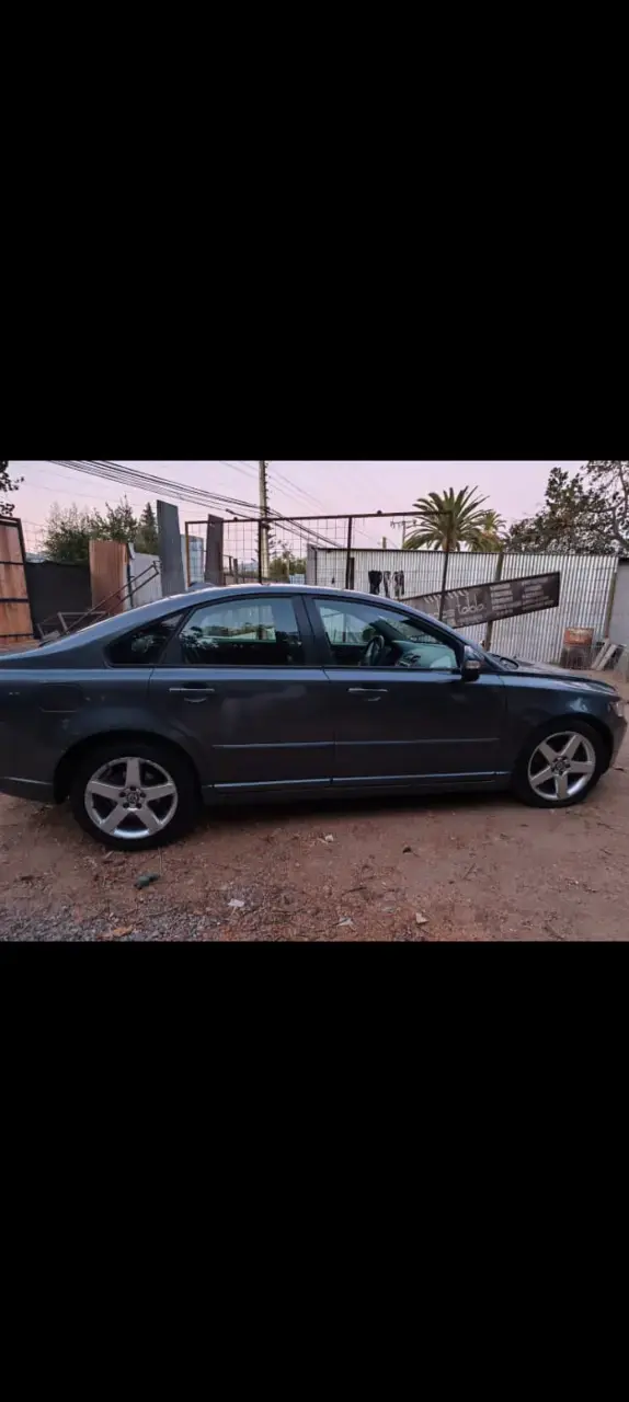 Auto sedán gris oscuro Volvo S40 - 3