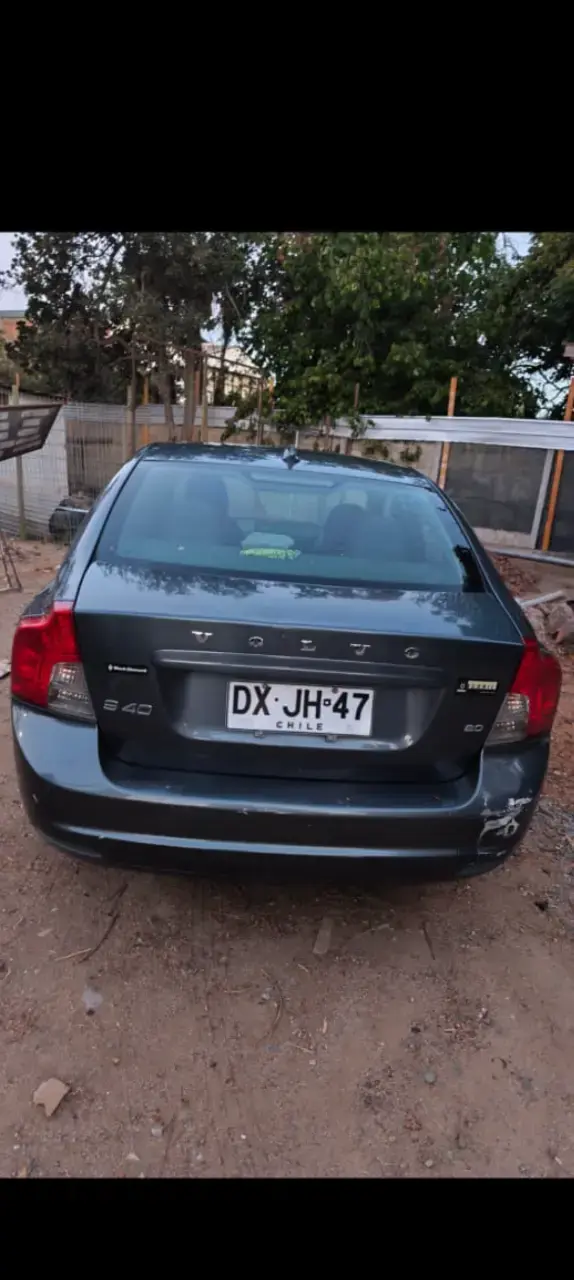 Auto sedán gris oscuro Volvo S40 - 4