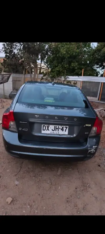 Auto sedán gris oscuro Volvo S40 - miniatura 4
