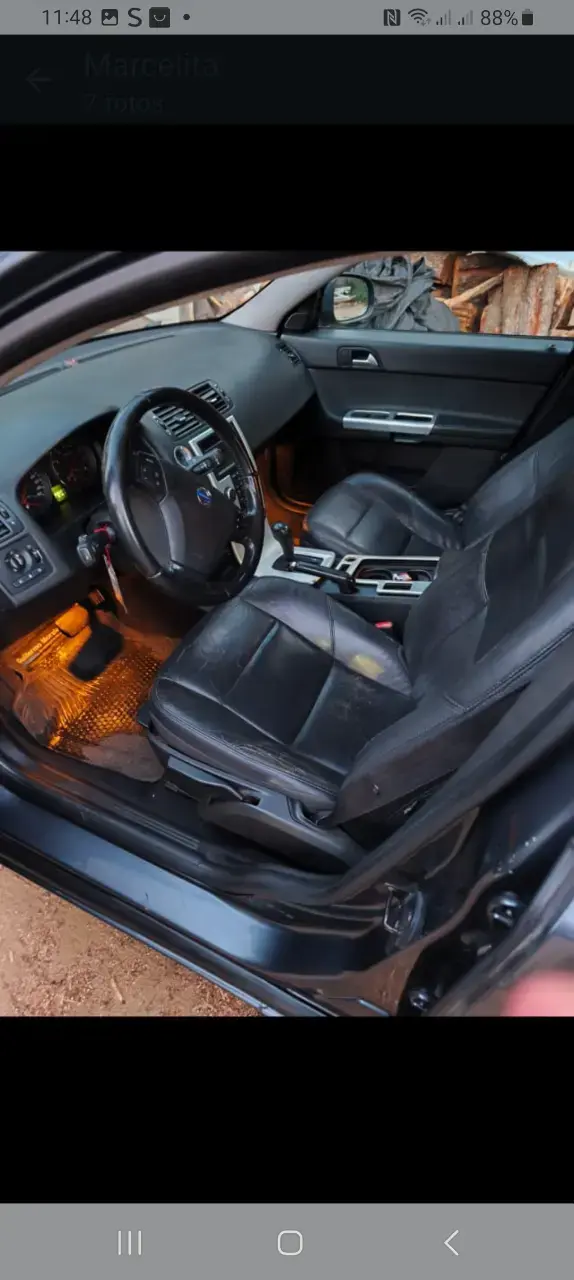 Auto sedán gris oscuro Volvo S40 - 5