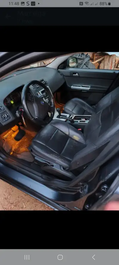 Auto sedán gris oscuro Volvo S40 - miniatura 5