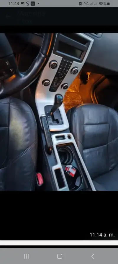 Auto sedán gris oscuro Volvo S40 - miniatura 6
