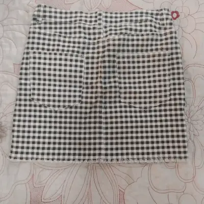 Falda a cuadros en blanco y negro - miniatura 1