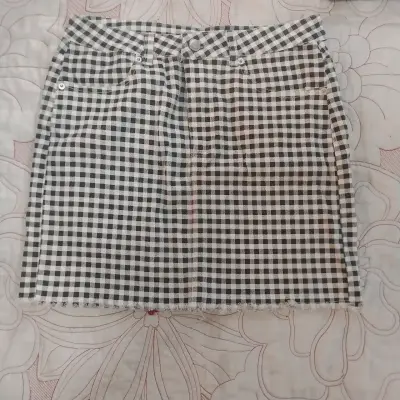 Falda a cuadros en blanco y negro - miniatura 2
