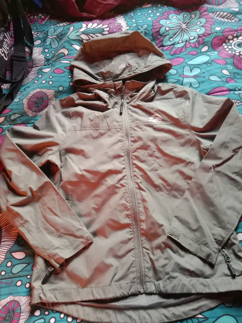 Chaqueta impermeable verde oliva - 1