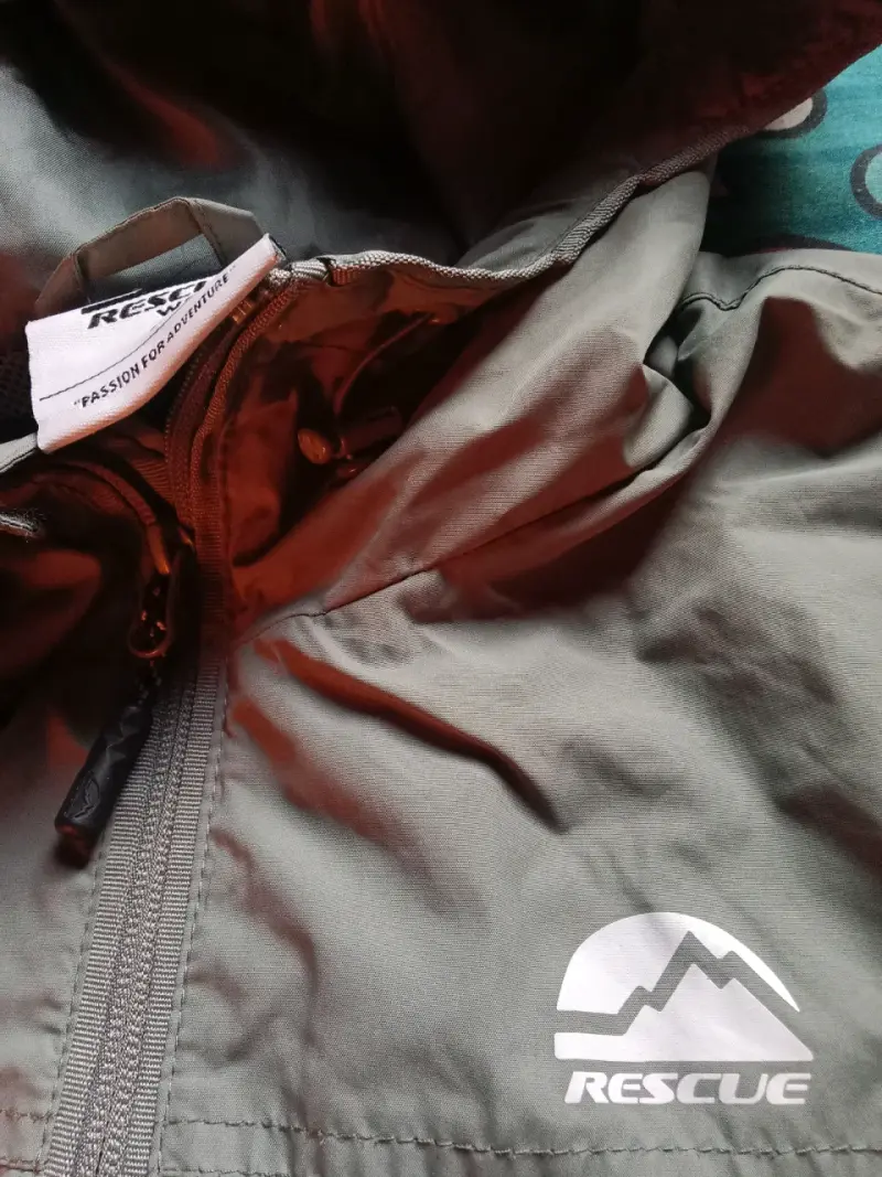 Chaqueta impermeable verde oliva - 3