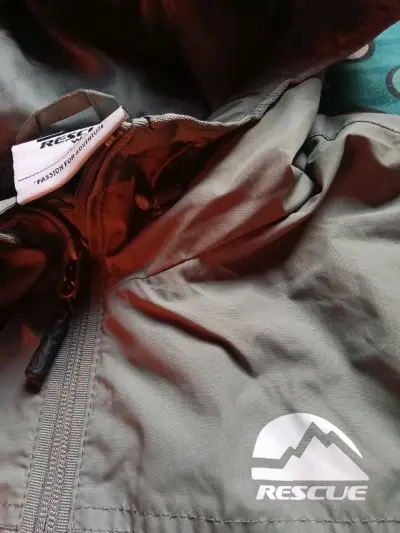 Chaqueta impermeable verde oliva - miniatura 3