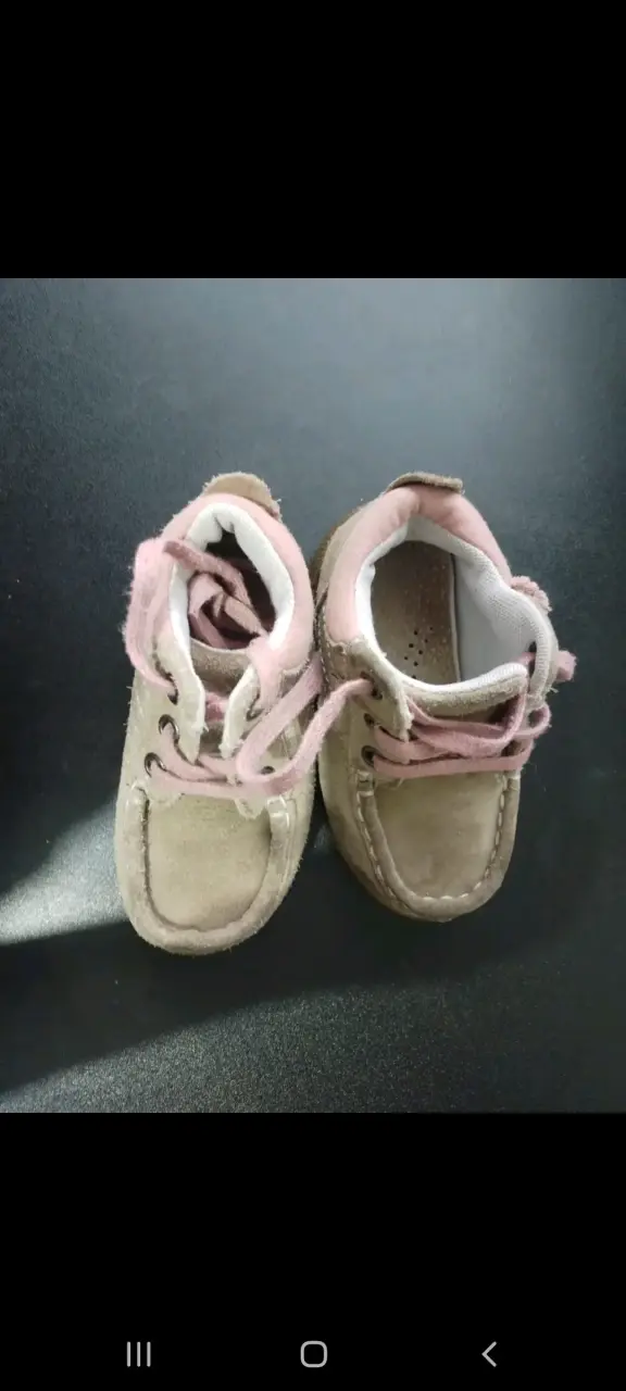 Zapatos de bebé beige y rosado