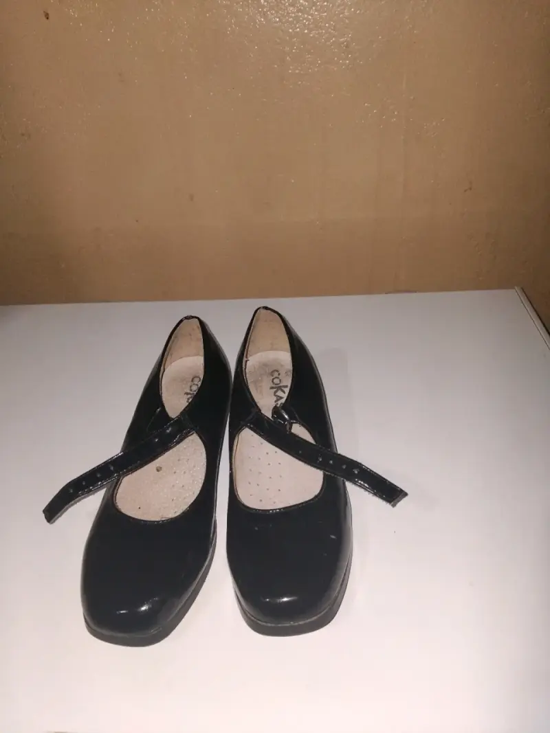 Zapatos negros de charol para mujer