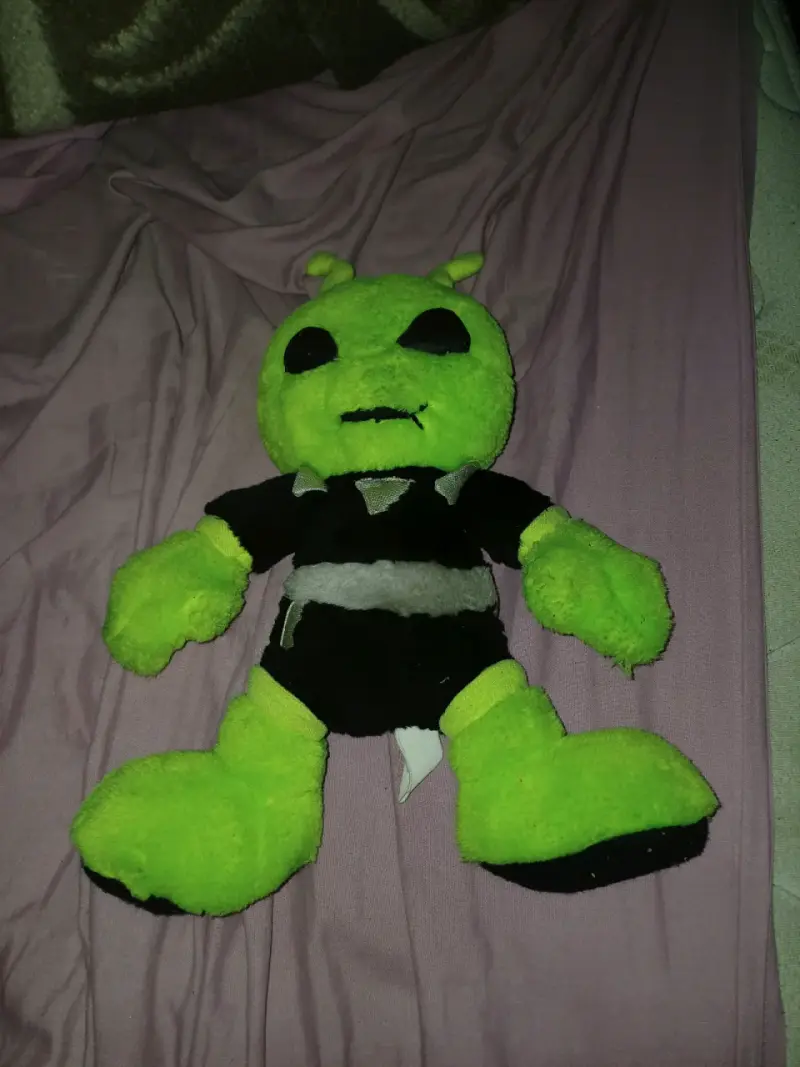 Peluche alien verde en negro