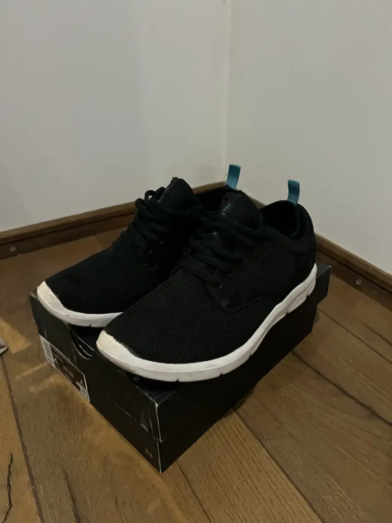 Zapatillas negras modernas - 1