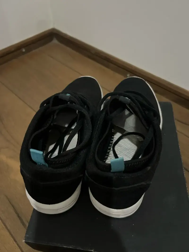 Zapatillas negras modernas - 2
