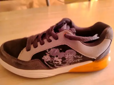 Zapatillas con diseño animado de Mickey mouse - miniatura 1