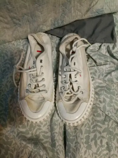 Zapatillas blancas desgastadas - miniatura 1