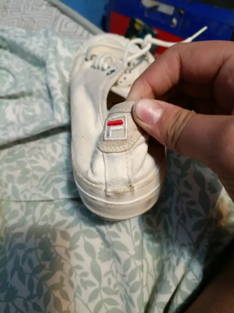 Zapatillas blancas desgastadas - 2