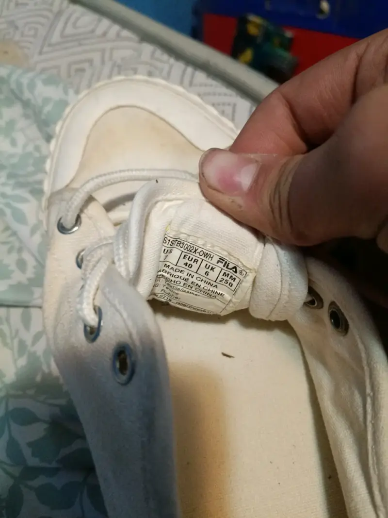 Zapatillas blancas desgastadas - 3