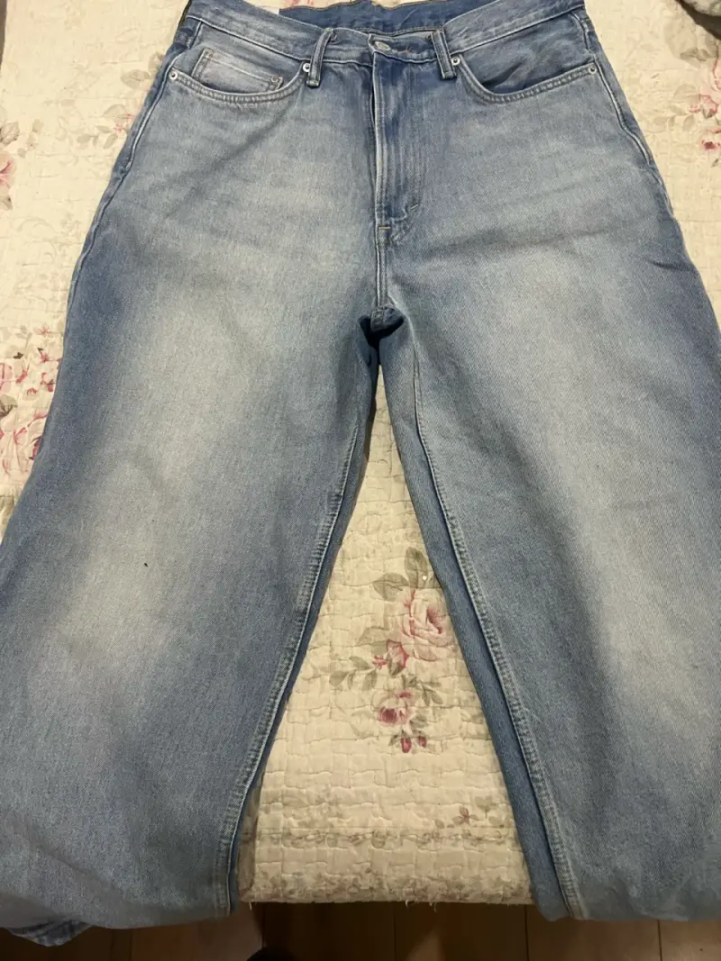 Jeans azules deslavados - 1