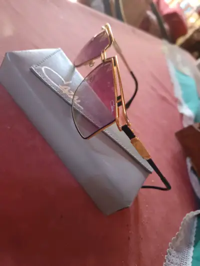 Gafas de sol doradas con estuche - miniatura 1