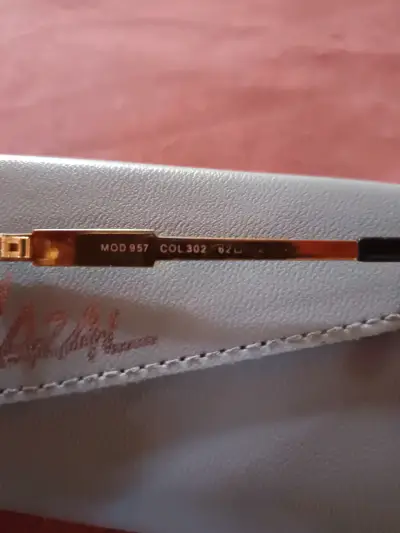 Gafas de sol doradas con estuche - miniatura 2