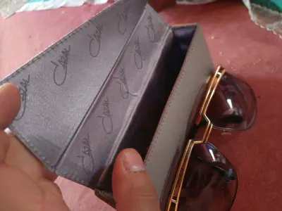 Gafas de sol doradas con estuche - miniatura 3